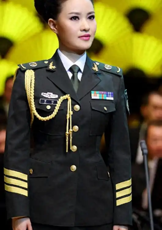 三位军旅女歌手,身材丰满,歌声高亢,长相甜美
