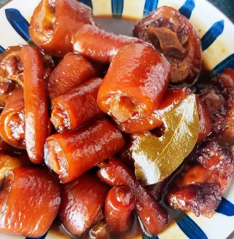 红烧猪尾巴,入味真好吃99 9999食材95 猪尾巴3条,葱段适量