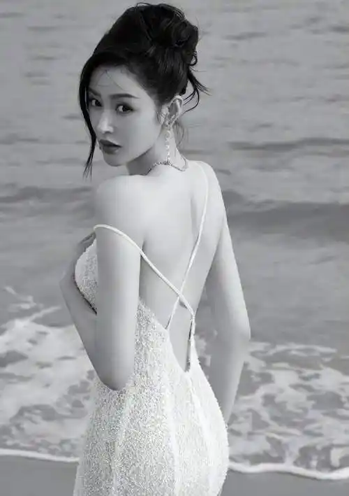 张天爱海边美照