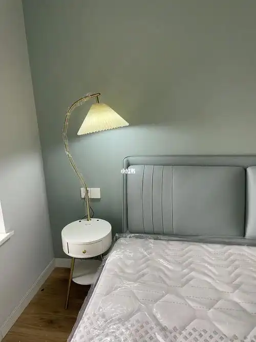 伦敦雾的背景墙搭配什么颜色的窗帘