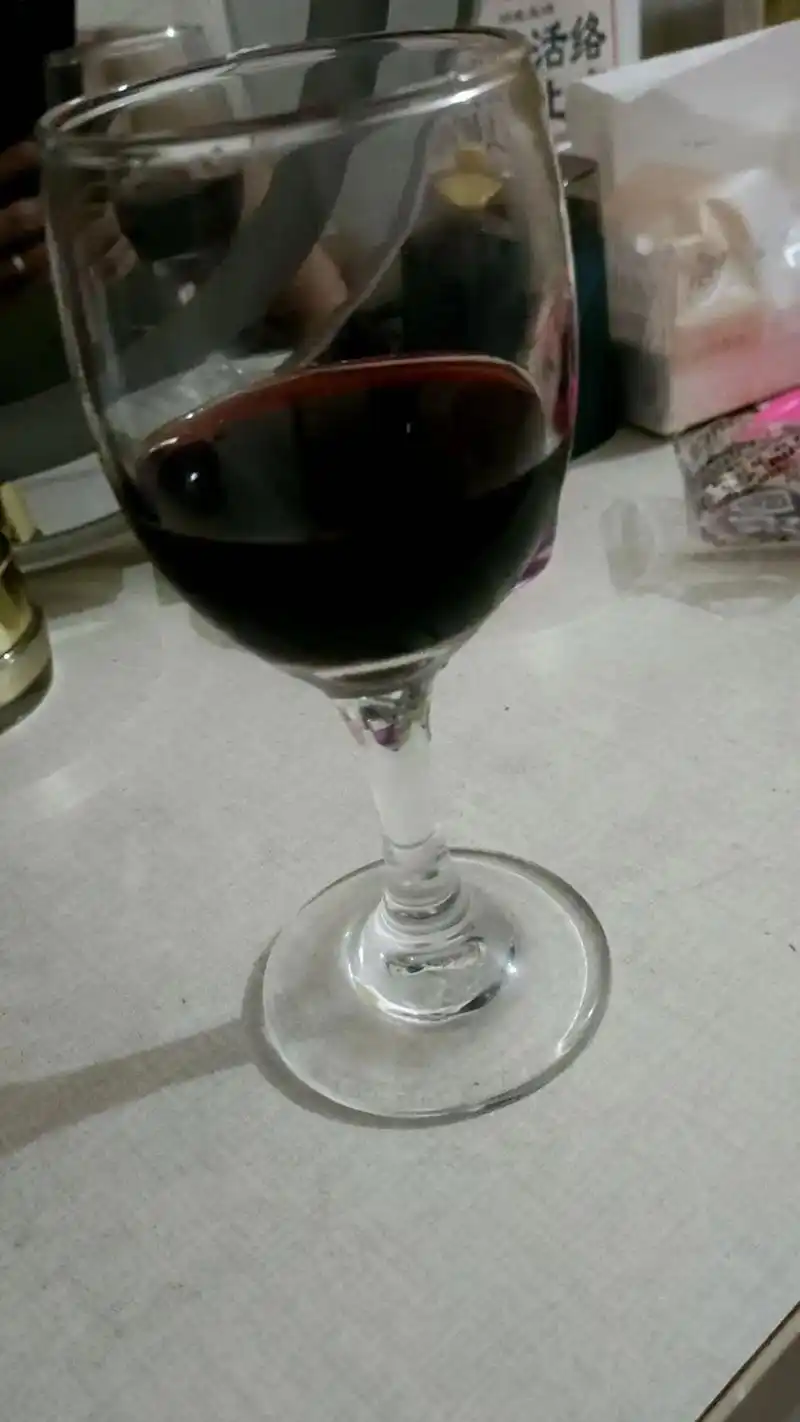 半夜的红酒 ,猜猜是开心喝的还是不开心喝的 - 抖音
