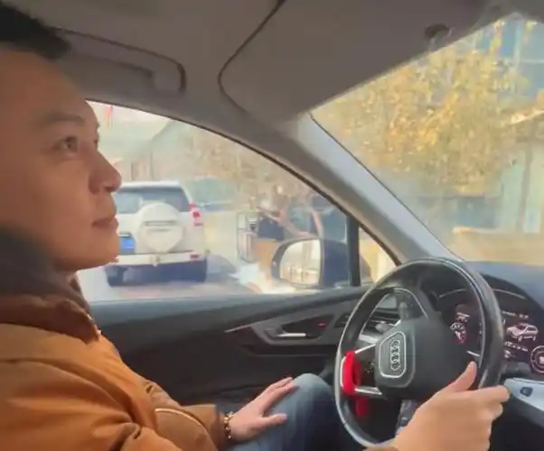 的时候,还出现了一个焦点画面,杨鸣的侧脸非常帅气,而且还是开车的