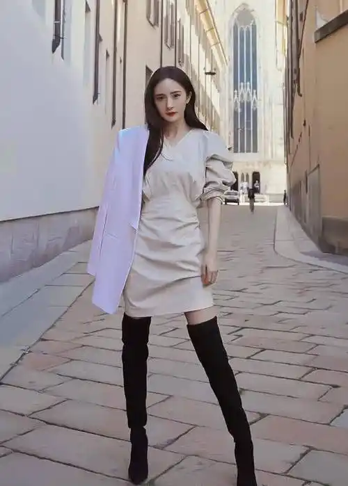 原创杨幂身材有多火辣竟把过膝长靴穿成了堆堆袜腿细到逆天了