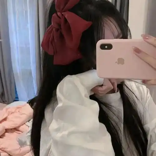 用手机挡住脸的女生头像霸气远一点的