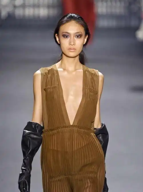 维密秀上的中国四大超模第一名大表姐刘雯当之无愧第三位却已生子谁更