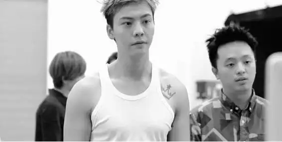 陈伟霆纹身图 明星肩部黑色的皇冠纹身图案