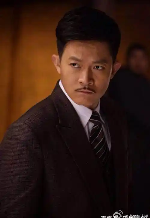 说起抗日神剧专业户,如果你只能想起于震,那就太对不起下面这位男演员