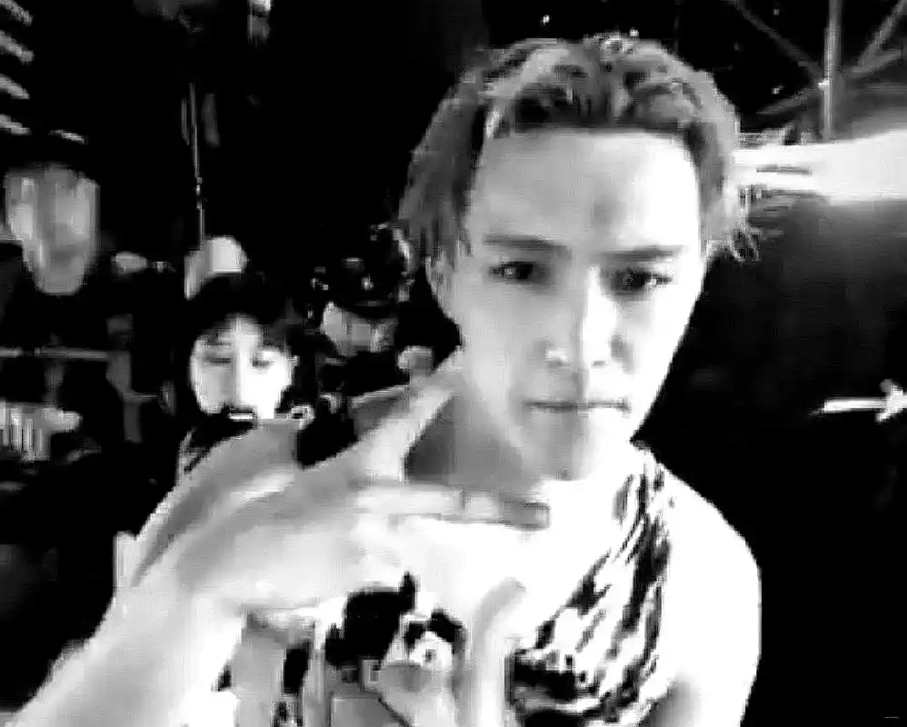 张艺兴深夜办泳池party,被伴舞曝湿身半裸视频,险遇人设危机!