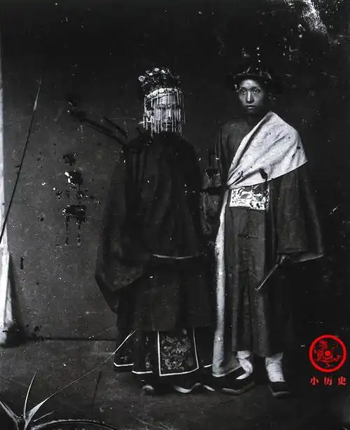 晚清老照片:年轻女子衣装华美,新婚夫妻合影新郎表情尴尬