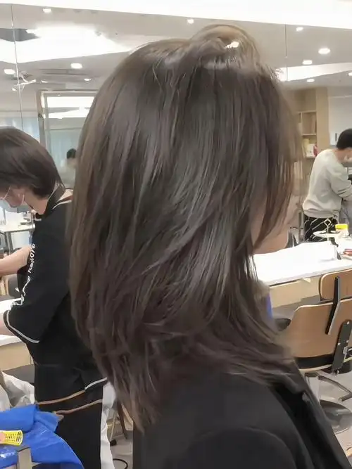 无敌层次初恋头:2023女生中长发免打理发型