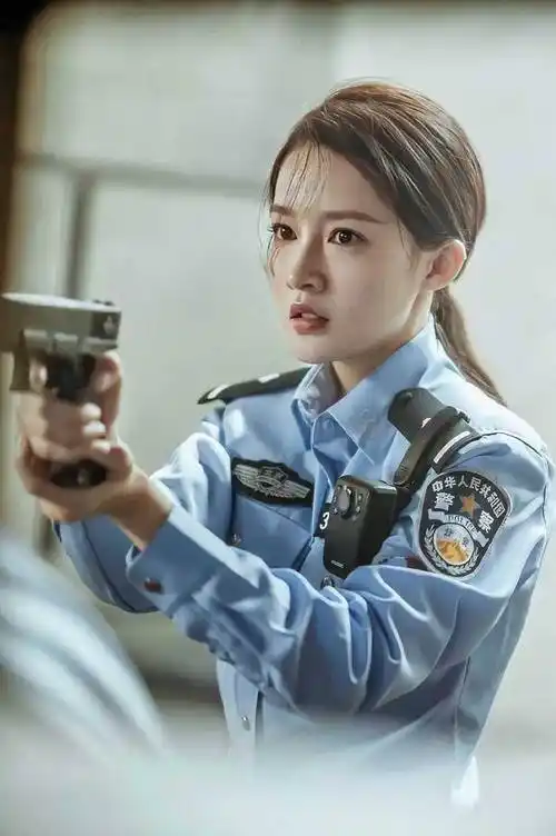 原创女星演警察李沁美得像警花余男英姿飒爽只有她最像