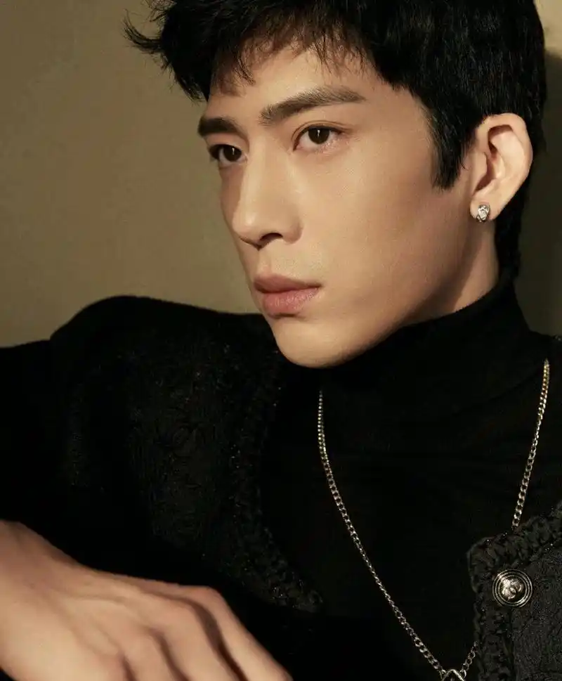 井柏然33岁生日海报,看得出状态充满少年感,出道至今始仍然不忘初心