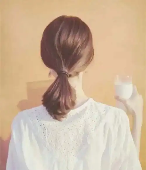 吴昕短发低马尾显脸庞的精致感,高圆圆搭配上巴拿马帽又是另一种感觉.