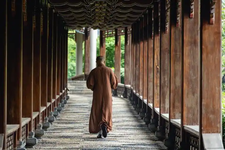 韶关南华寺,长廊中僧人的背影