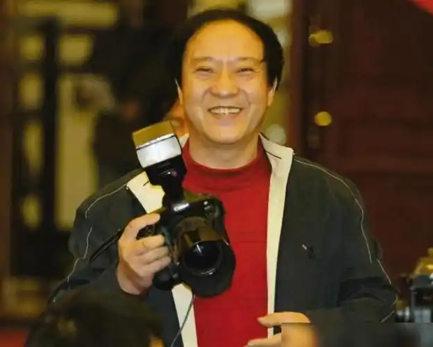 离开冯巩后牛群到底有多惨58岁妻离子散64岁上节目又摔晕过去