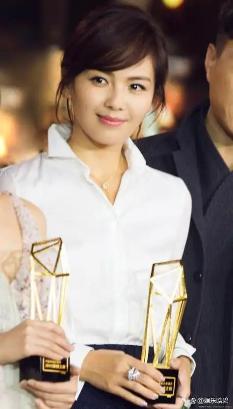 奶奶对男女重视程度严重偏向于男性,给刘涛带来了很大压力,她不仅要