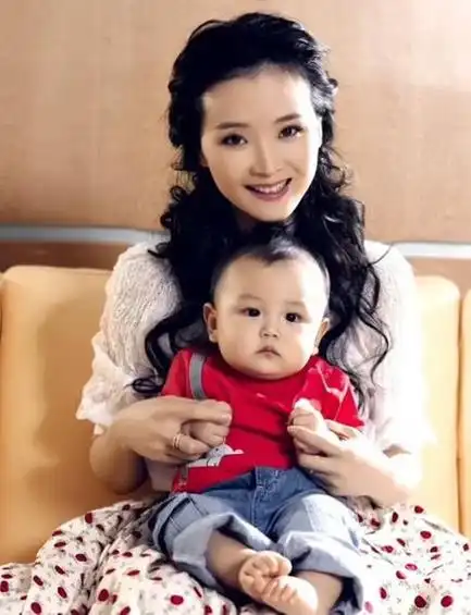 王艳晒儿子成长照17岁球球露正脸完美遗传妈妈美貌长成大帅