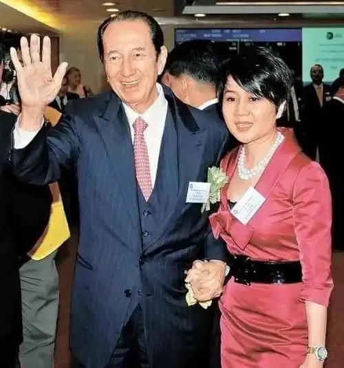 原创赌王四太曾经很卑微接受赌王喜欢其他女人不主张子女争产