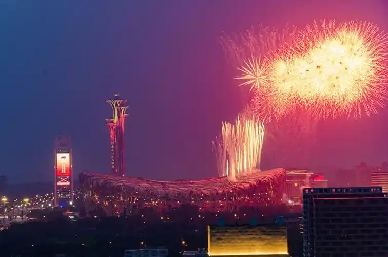 北京:鸟巢上空焰火盛放 喜迎建党100周年