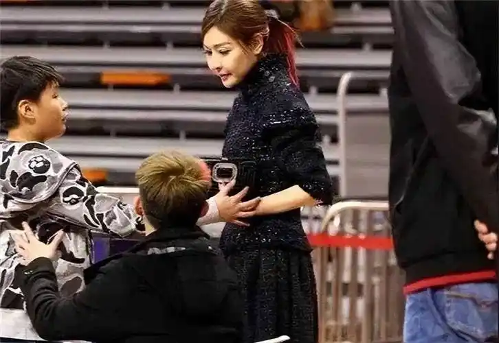 广东宏远的女子老板娘:年过40依旧少女感十足,背部纹身非常性_吴迪