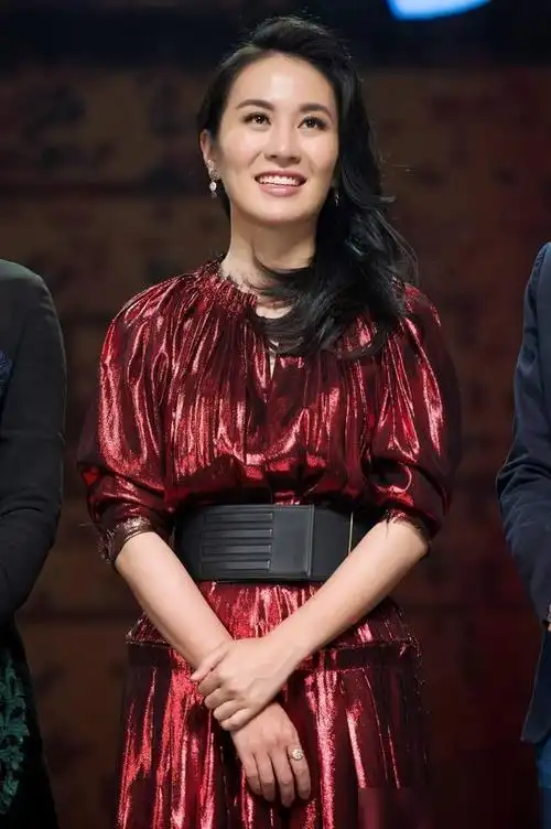 叶璇真接地气穿着睡裤素颜走机场打扮随意毫无明星光环