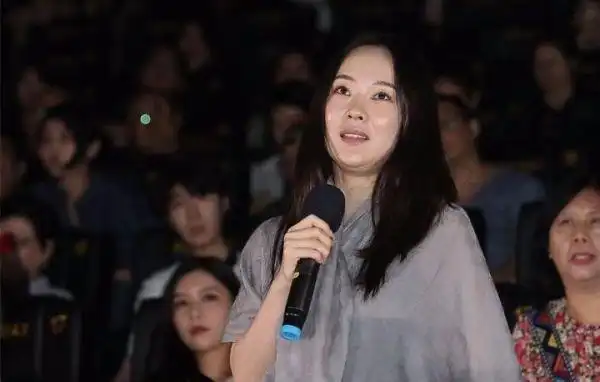 胖做抗争,但还是逃脱不了它的魔掌,霍思燕最近被拍到的照片感觉又发福