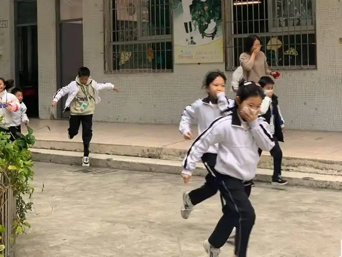 防患未燃以练筑防丽日小学开展消防安全疏散演练活动