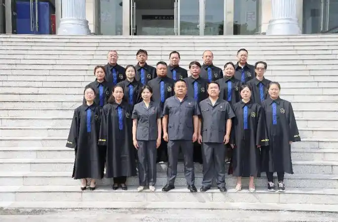 南江法院举行人民陪审员着装仪式