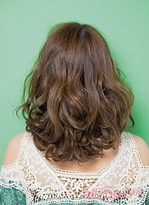 具有分量感的强烈卷曲度,无论哪个角度看都是颇具质