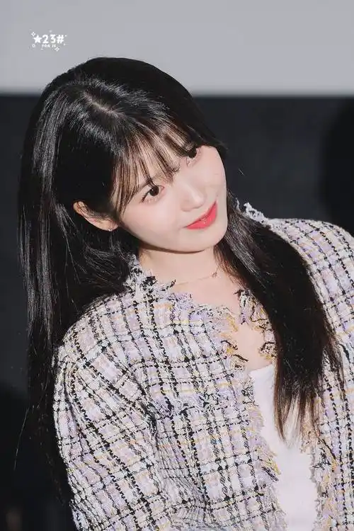 李知恩iuaena格子马甲可爱写真_时尚_短裙_look