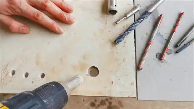 给瓷砖钻孔太难了,总担心把瓷砖钻裂怎么办?教你个方法轻松钻孔