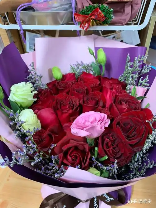 情人节收到的花,花开三天,晾干一周,再制成花束,又裹上花纸,重新放上