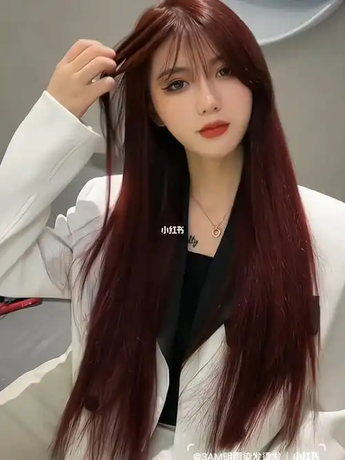 红色神似但它比酒红色更偏向紫调,完全不用担心染发之后变老或者变黑