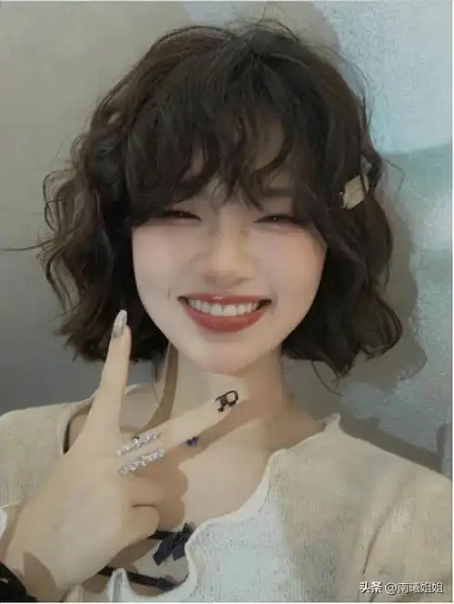 今年这3种齐肩烫发火了比长发洋气比短发显脸小真美