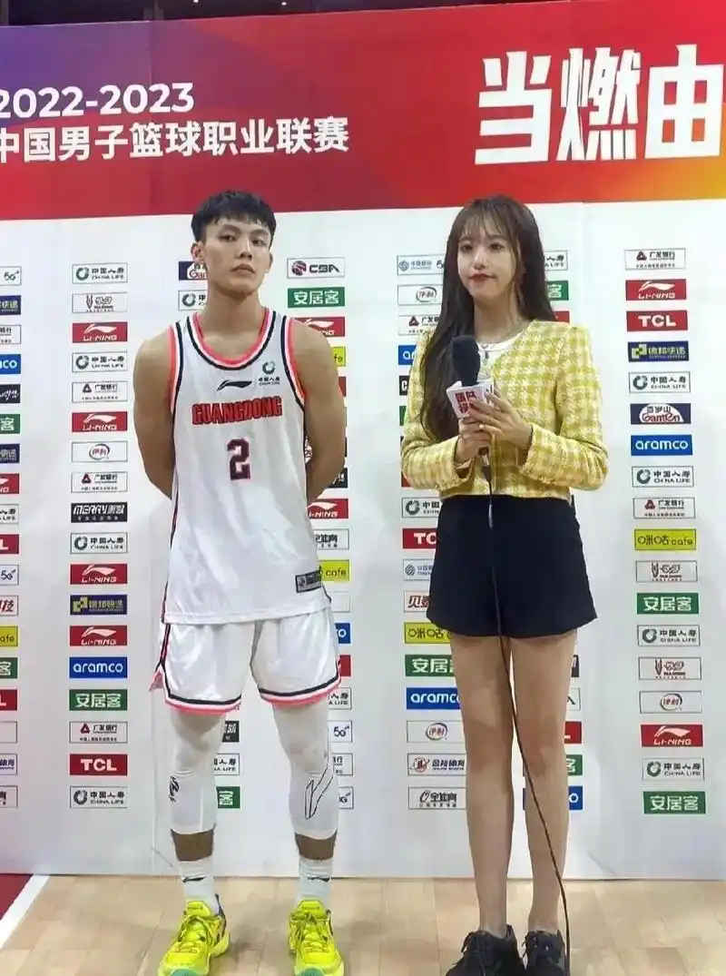 徐杰谎报身高,其实真实身高不到1米7,堪称cba版的威尔金斯,不过他这么