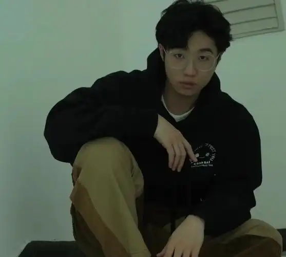 孙天宇上身fivecm拼接长裤