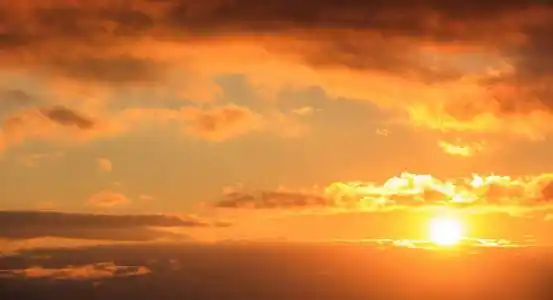 太阳在天空上图片