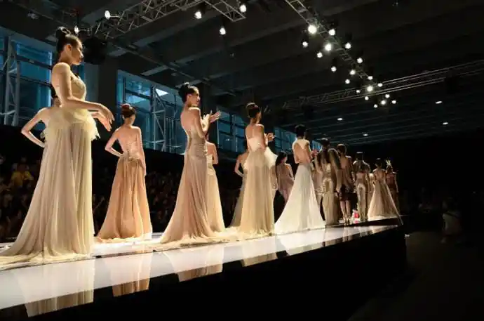 模特t台走秀的服装与化妆造型首选澜化妆造型工作室