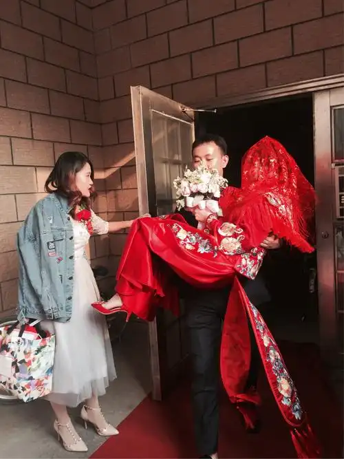 新郎抱起新娘