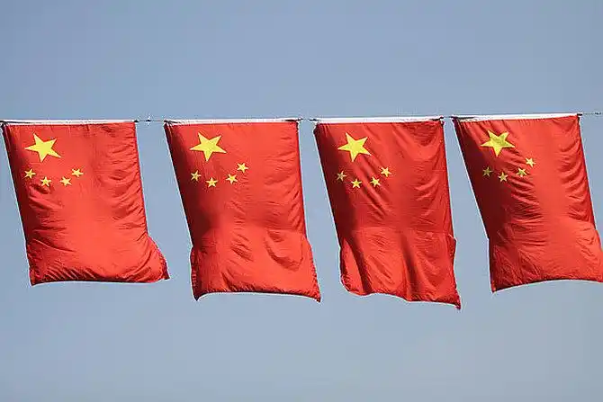 飘扬的中国国旗_全景网