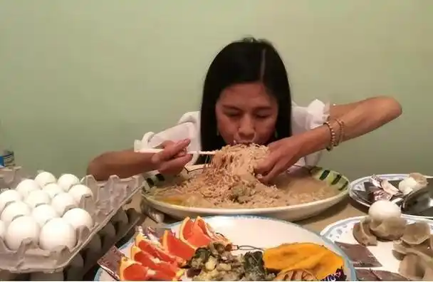 回顾10分钟吞24个汉堡从名校教授到大胃王李蕙为何会意外猝死