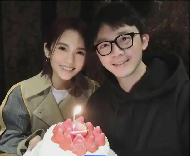 恩爱夫妻秀恩爱李荣浩曝光杨丞琳拍摄纹身照片