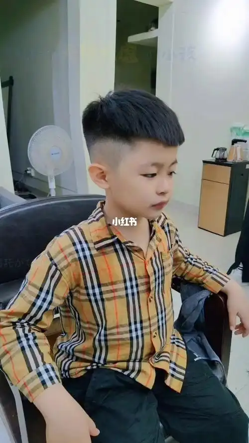 可爱的帅酷男孩#男士穿搭 # 男童发型