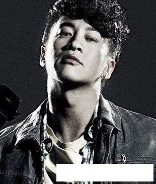 何润东帅气卷发烫发,男生短发卷发发型