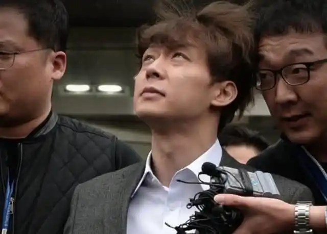 朴有天出狱后近照曝光,与粉丝礼物合影神态轻松