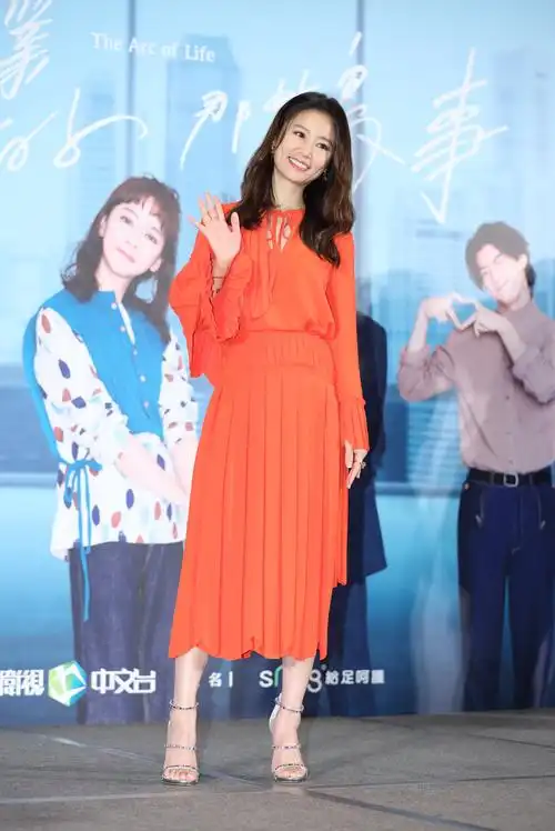 林心如现身宣传新剧 大红长裙领口藏"小心机"