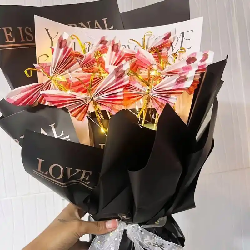 鲜花是诗和远方钞票是现实和当下给自己过个仪式感百元大钞折的玫瑰花