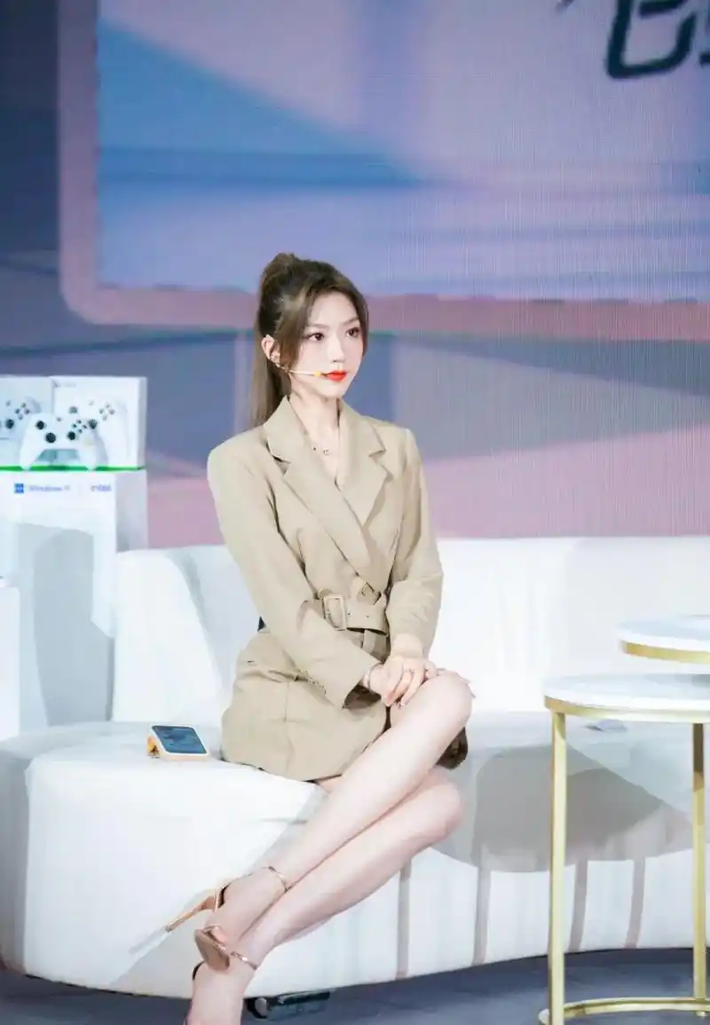 天云,美貌与智慧并存的kpl美女解说员