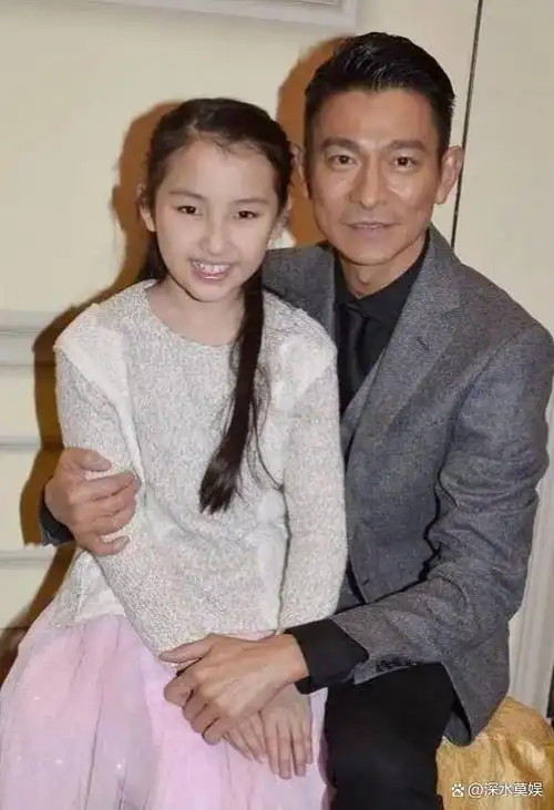 刘德华看女儿表演,女儿长相甜美可爱,老婆打扮朴素难掩气质优雅