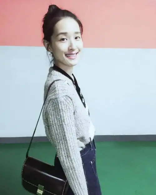 在拍摄完《爱情是从告白开始的》后,赵霁饰演的女二号因为人设过于